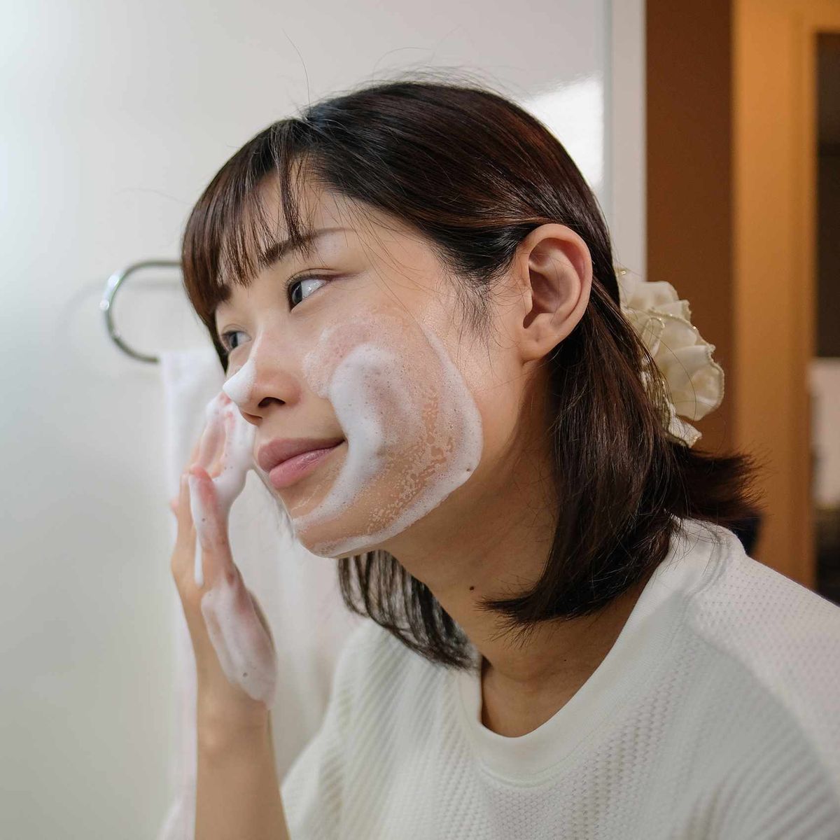 Kvinde vasker ansigt