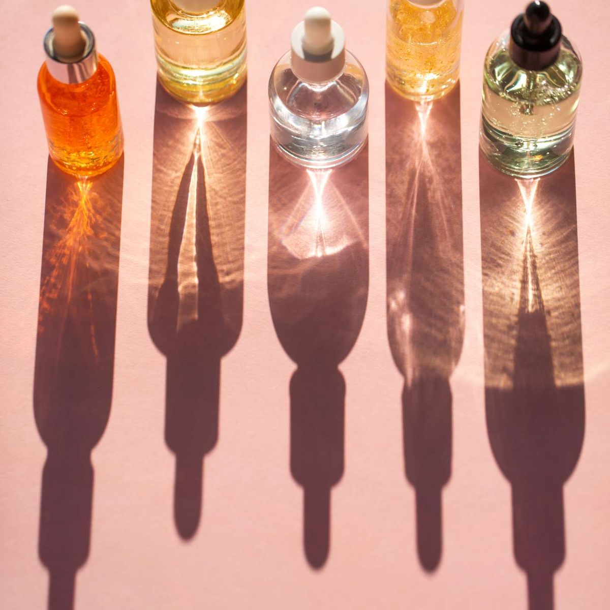 flasker med forskellige farvede olier