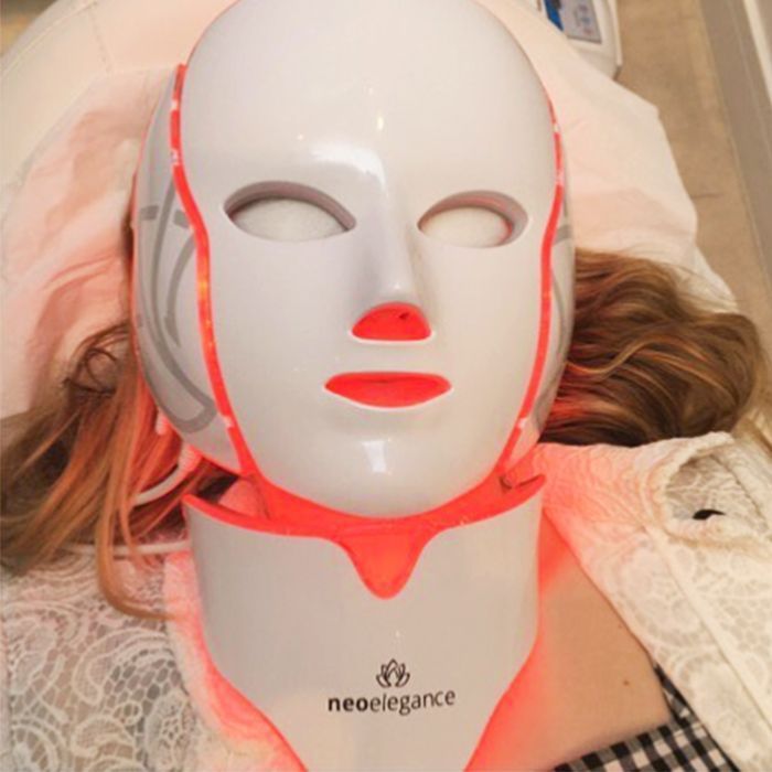 Beste Gesichtsbehandlungen in London: Amy Lawrenson in LED-Maske