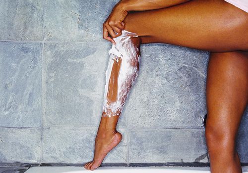 Ինչպես կանխել և բուժել սափրվելու հետեւանքով առաջացած ոտքերի սեւ կետերը