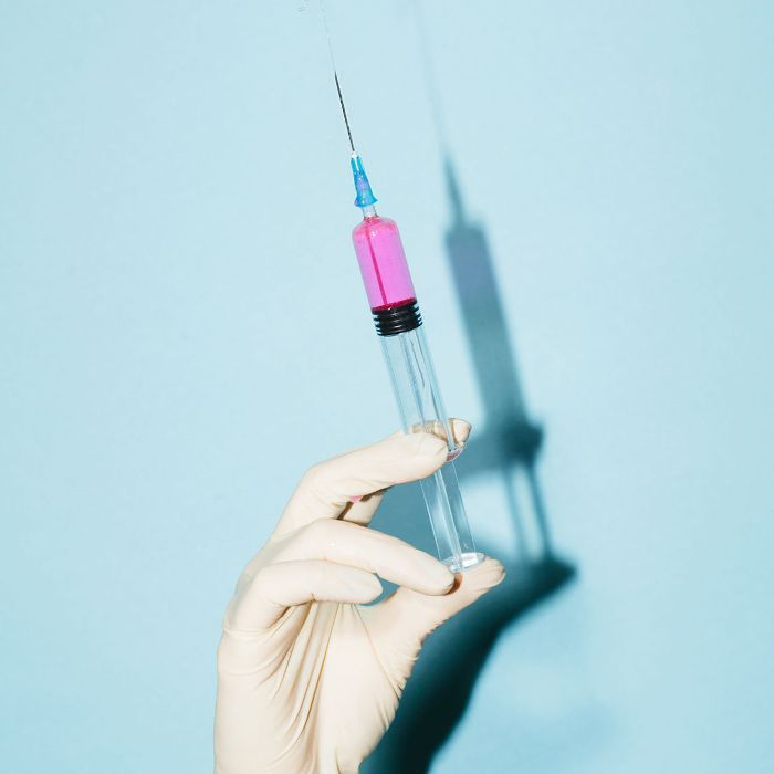 Superdrug Botox und Füllstoffe: Hand hält eine Spritze