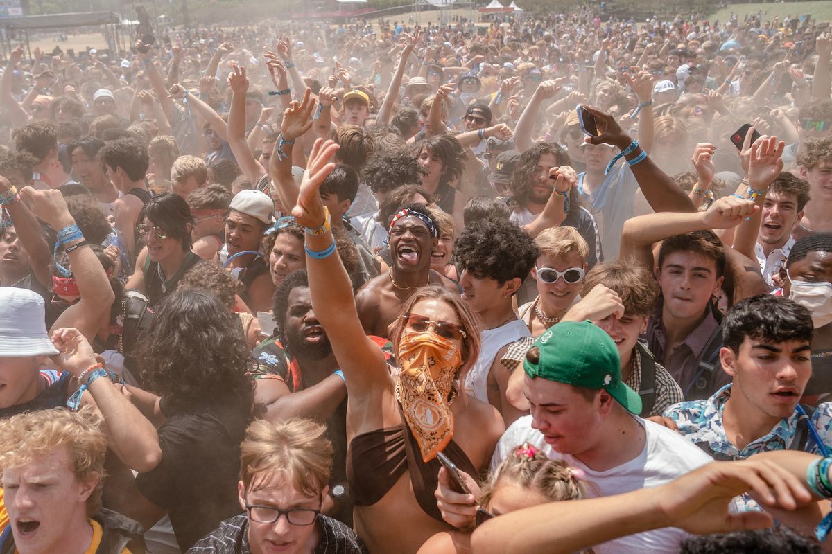 Staub liegt in der Luft, als die Teilnehmer beim Lollapalooza-Musikfestival ihre Arme heben.