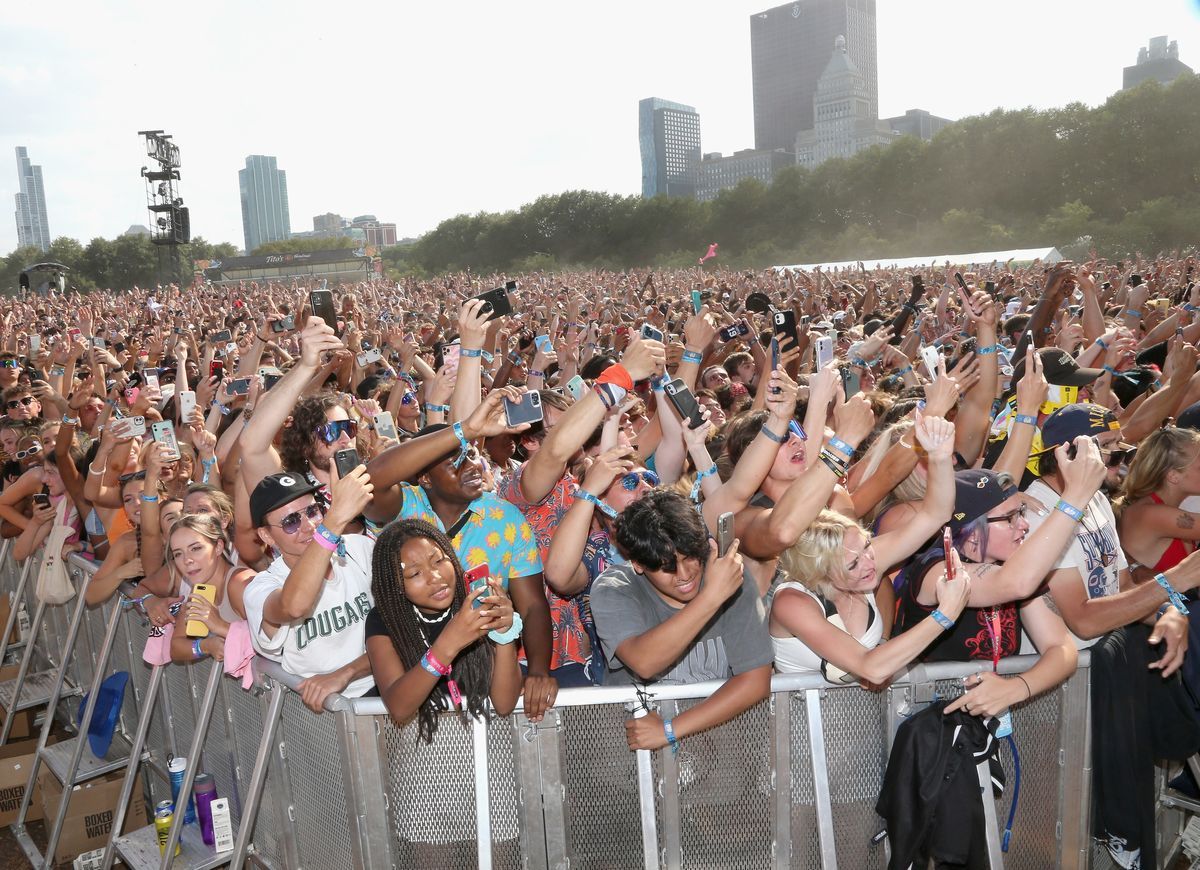 Fans packen hinter Barrikaden für die Nachmittagsmusik beim Lollapalooza-Musikfestival.