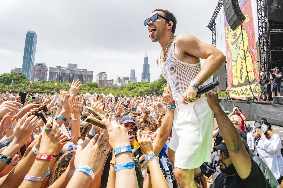 Musiker Max Schneider steht über einer Menge junger Leute, als er beim Lollapalooza Music Festival in Chicago auftritt.