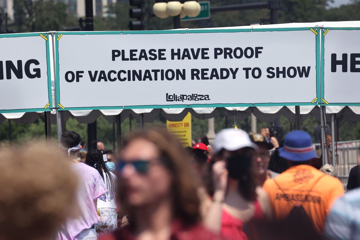 Die Beschilderung außerhalb von Lollapalooza fordert die Teilnehmer auf, einen Impfnachweis vorzulegen, der am Gate vorgelegt werden kann.