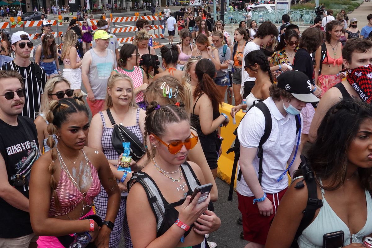 Die Teilnehmer versammeln sich am Eingang des Lollapalooza-Musikfestivals in Chicago.