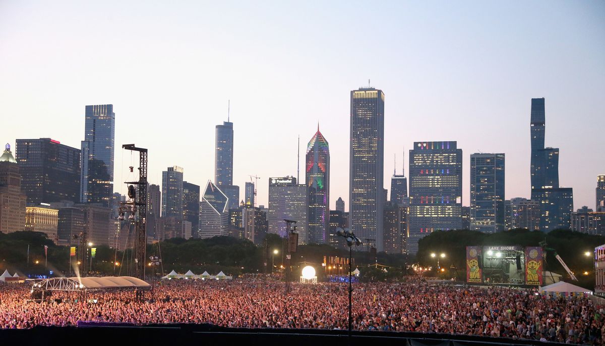 Die Skyline von Chicago leuchtet mit den Worten