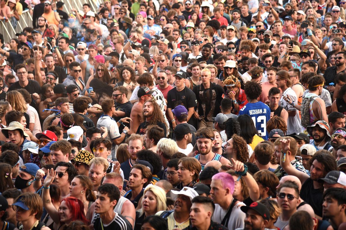 Ein offener Blick auf eine Menschenmenge beim Lollapalooza-Musikfestival in Chicago.