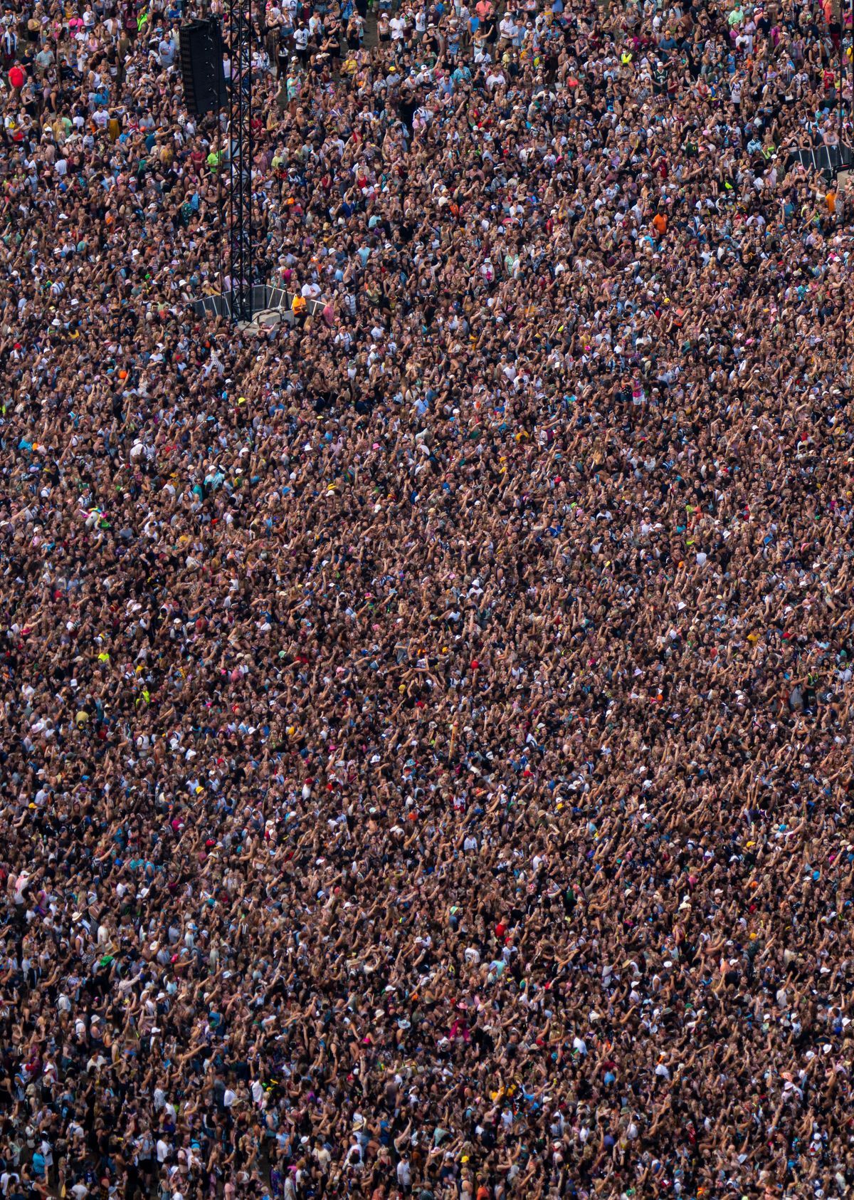 Tausende von Menschen füllen die Menge beim Lollapalooza-Musikfestival in Chicago von oben gesehen.