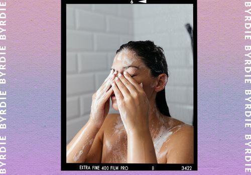 Vent — er det dårlig for huden din å vaske ansiktet ditt under dusjen?