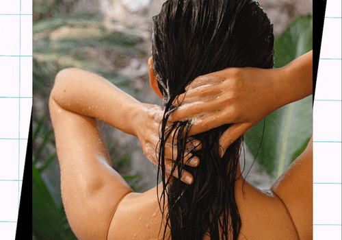 mulher lavando cabelo escuro molhado