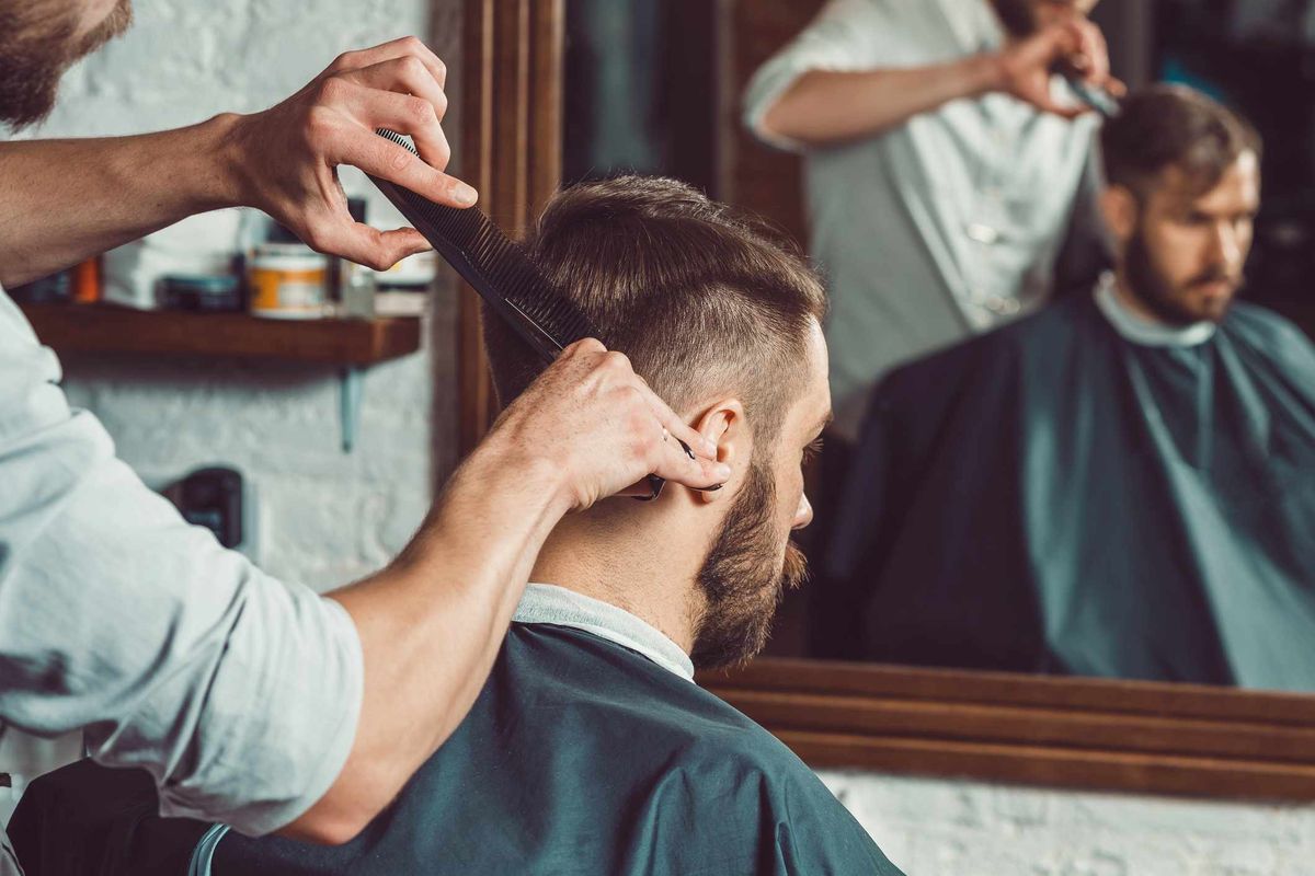Homme dans un salon de coiffure