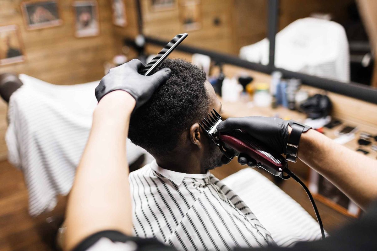 Homem cortando cabelo em uma barbearia