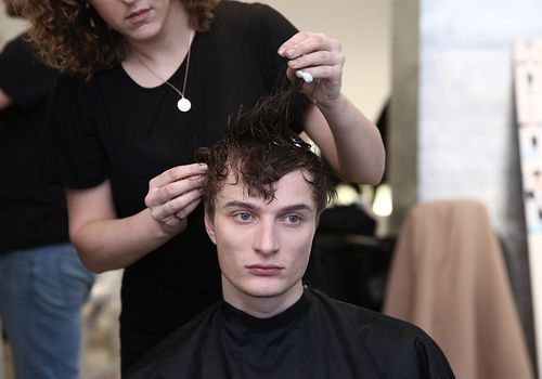 35 consejos para el cabello para hombres, según expertos
