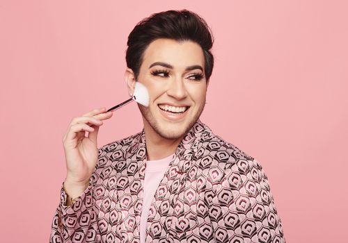 Manny Gutierrez sur l'état de la diversité dans la beauté et comment la culture du drag a façonné sa ligne