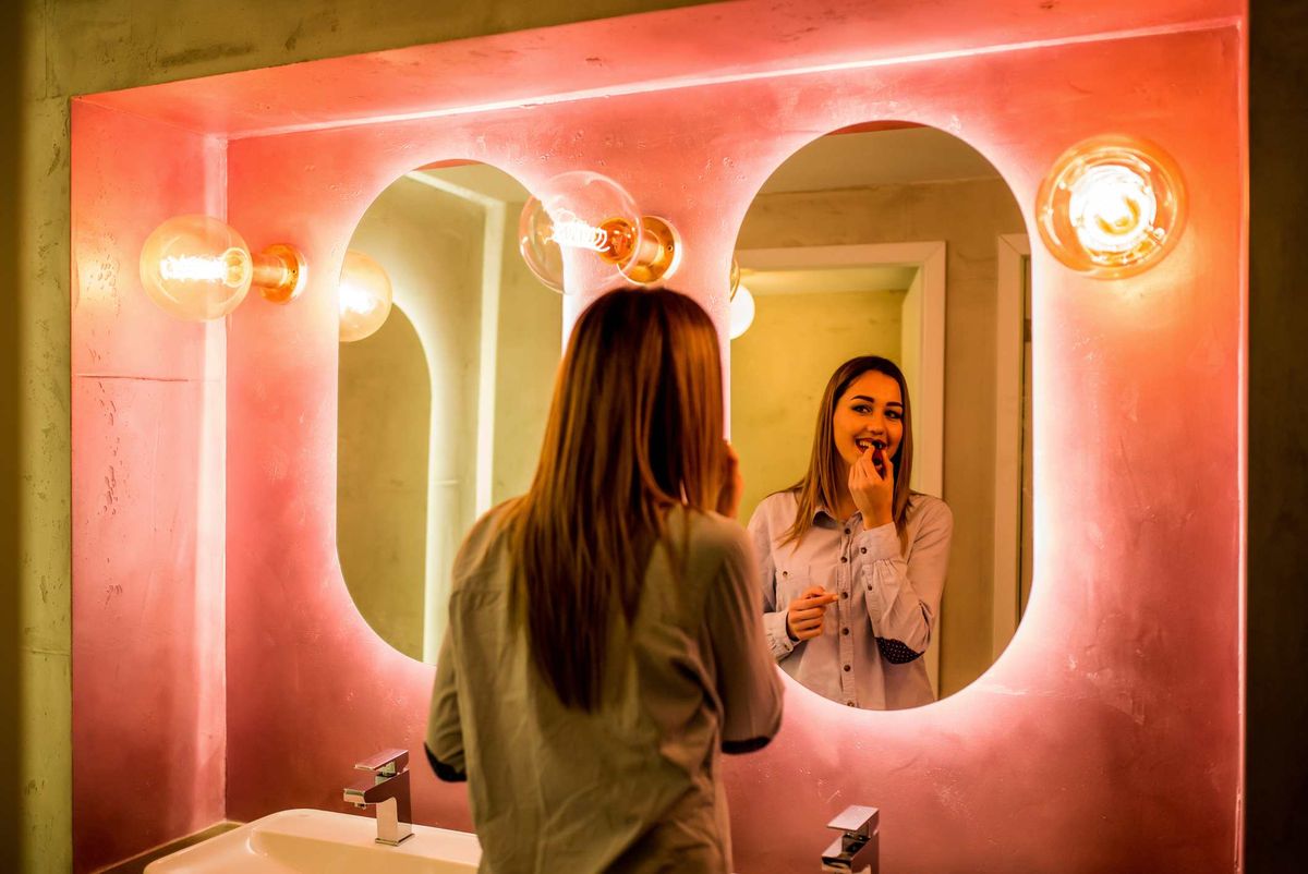 Katso: Paras kylpyhuoneen valaistus meikkisovellukseen