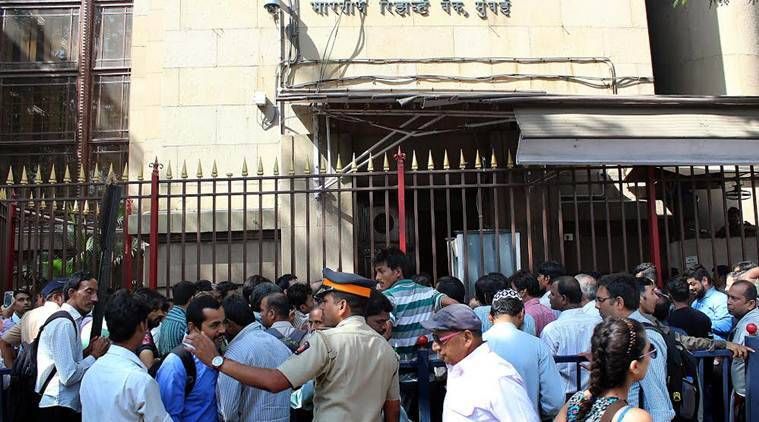 Mumbai: Proteste vor der RBI-Filiale, da die Bank sich weigert, alte Banknoten zu akzeptieren