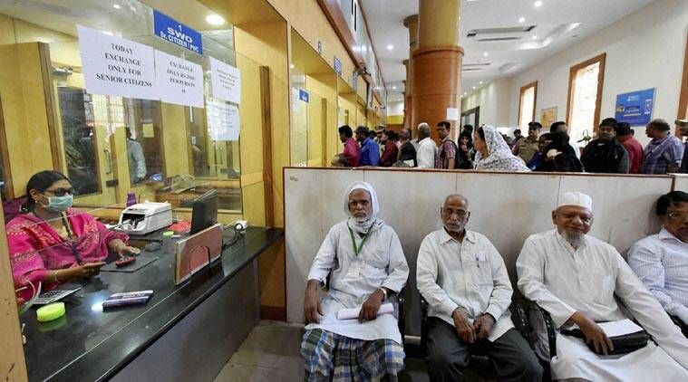 Hyderabad: Entinen henkilökunta tarjoaa auttavaa kättä pankeille pankkivirkailijoille