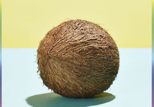 Kokosnuss auf blauem und gelbem Hintergrund