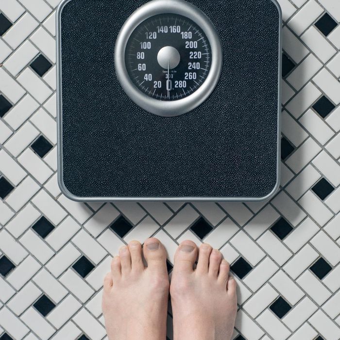 Sådan vejer du dig selv uden skala: Badeværelsesvægt