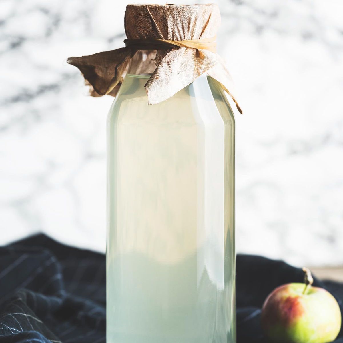 Æblecidereddike i en glasflaske