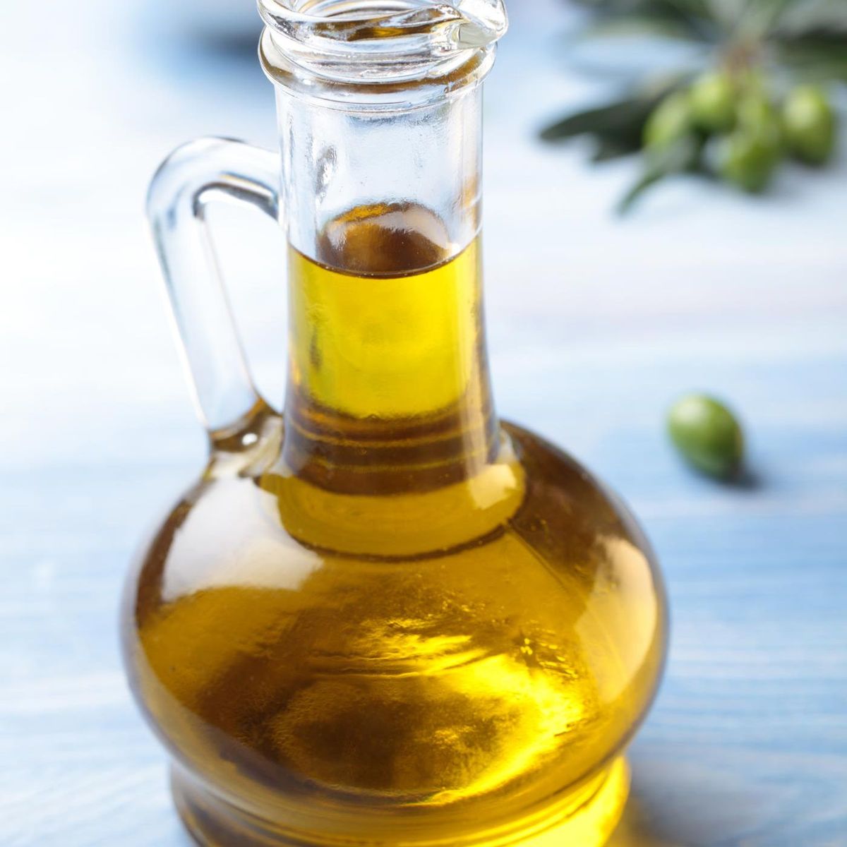 Olivenolie i en glasflaske