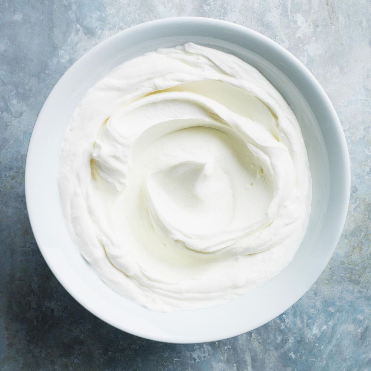Yoghurt i en hvid skål på en marmor baggrund