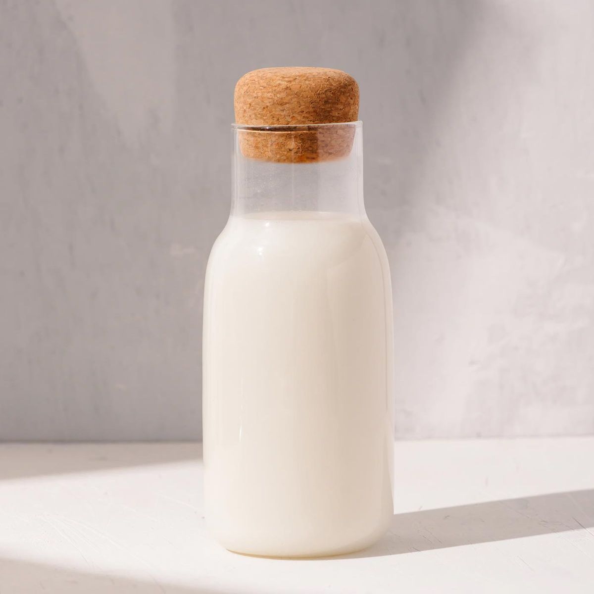 Mælk i en glasflaske med en korkplade