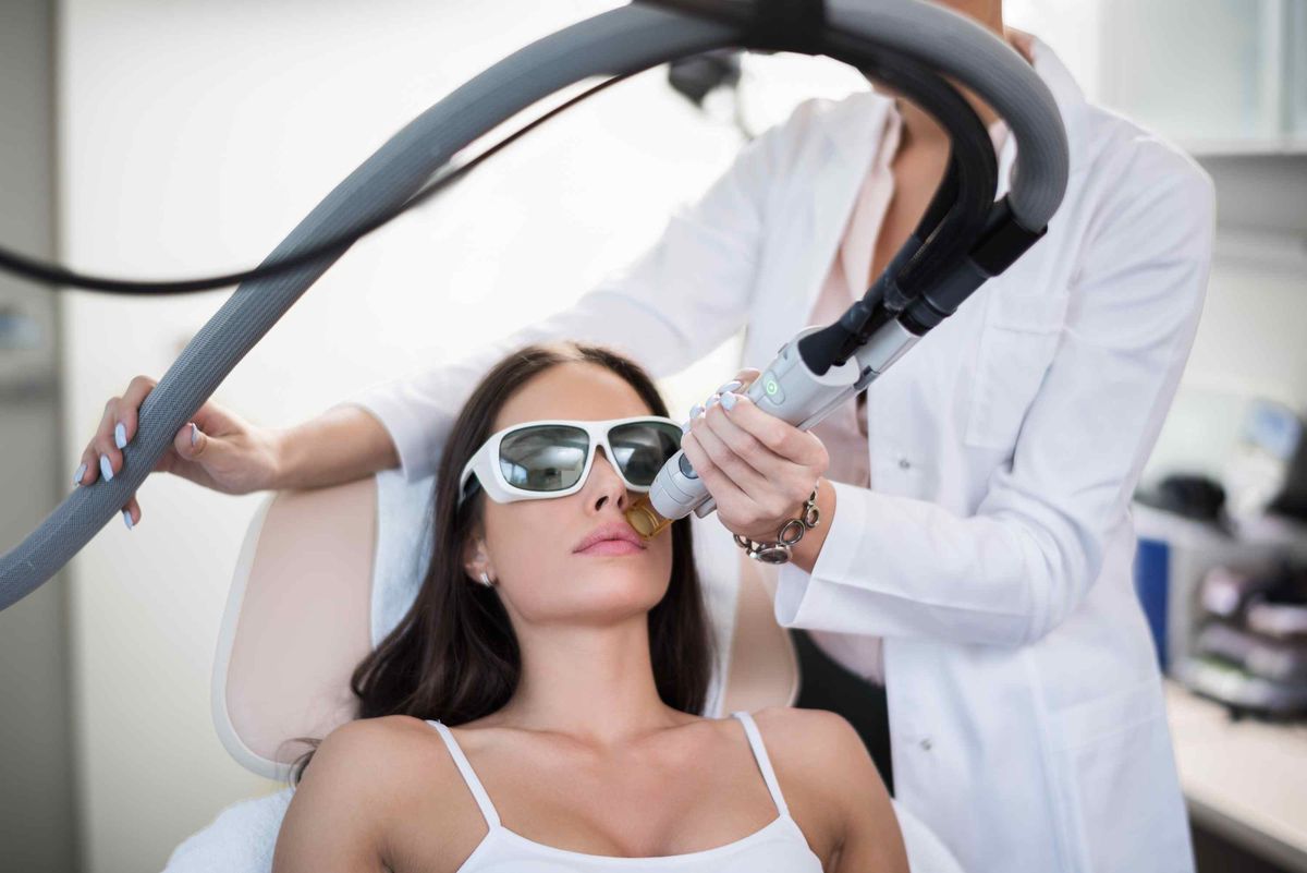 Frau bekommt Laser-Haarentfernung auf ihrem Gesicht