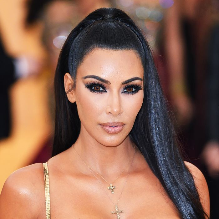 Kim Kardashian lähetti Throwback-meikkivalokuvan, ja sinun täytyy nähdä hänen otsaansa
