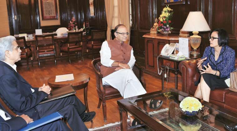 Valtiovarainministeri Arun Jaitley (keskellä) ja talousministeri Shaktikanta Das (vasemmalla) keskustelivat Maailmanpankin pääjohtaja Mulyani Indrawatin kanssa New Delhissä torstaina. (Lähde: PTI)