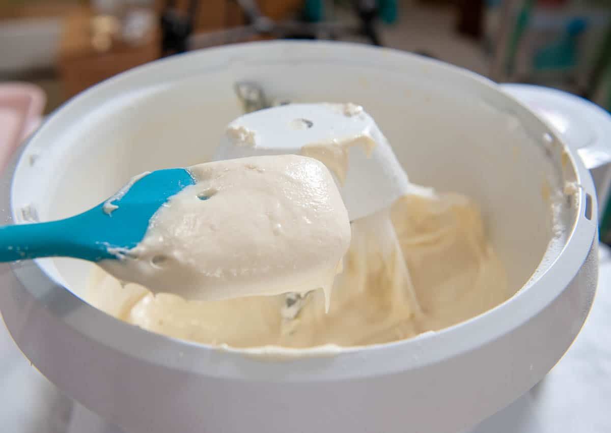 בלילת עוגת חלב חמאה על מרית כחולה