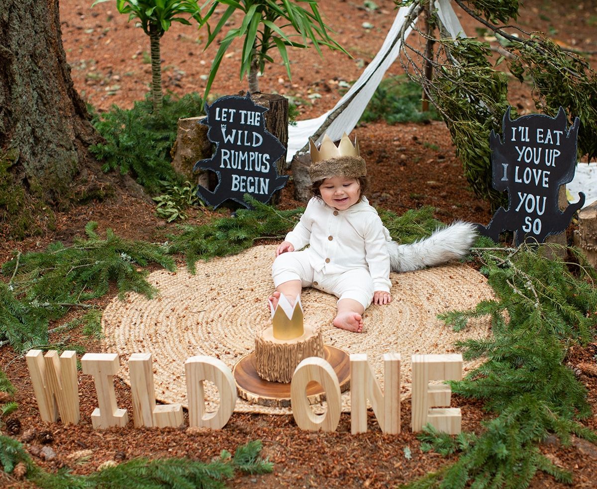 ילד בן שנה עם עוגה ואותיות עץ בחזית