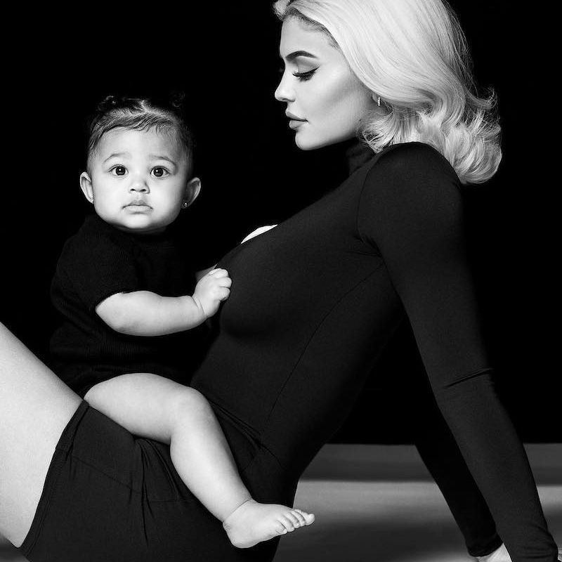 Kylie Jenner z otroško Stormi črno-belimi portreti