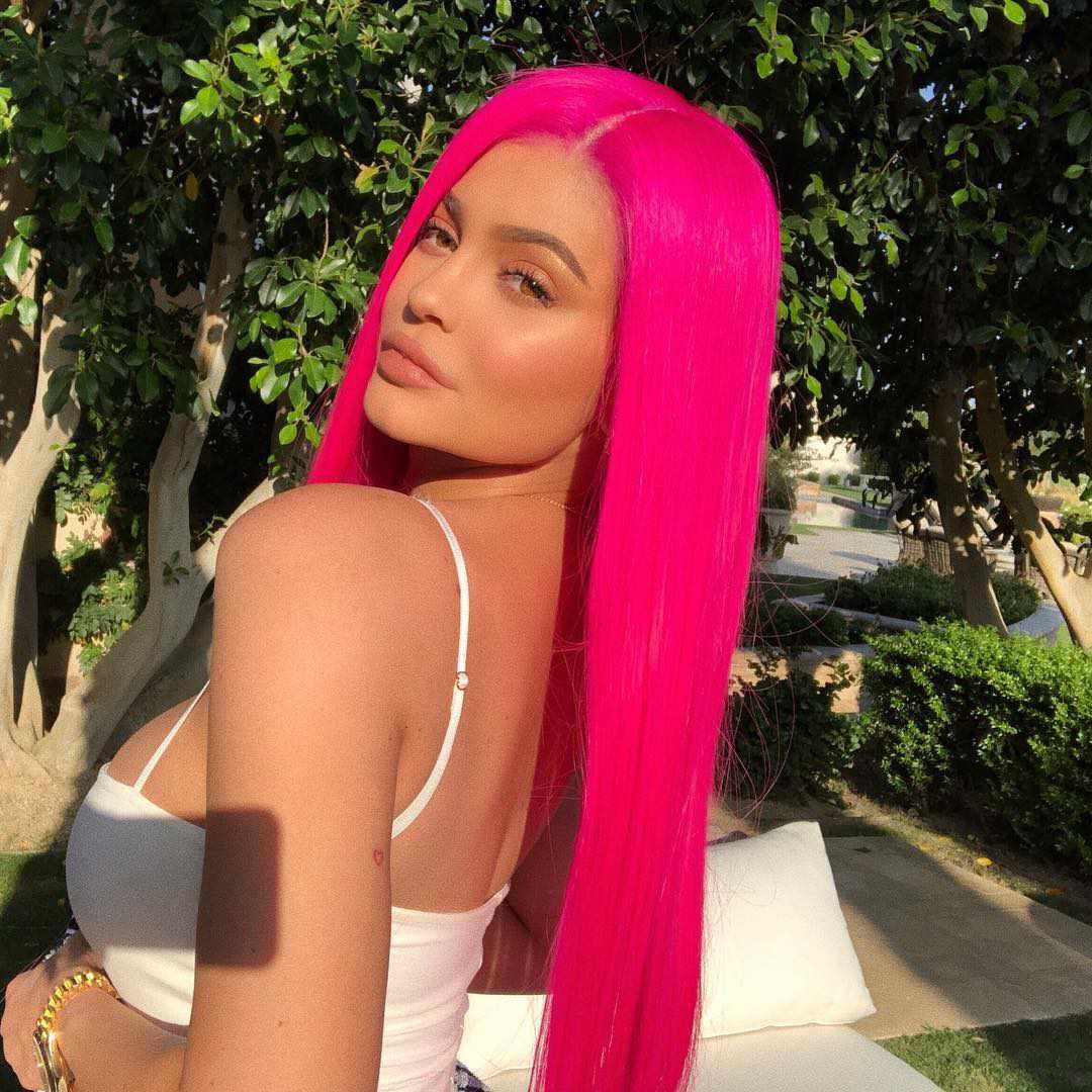 Kylie Jenner v dolgi vroče roza lasulji