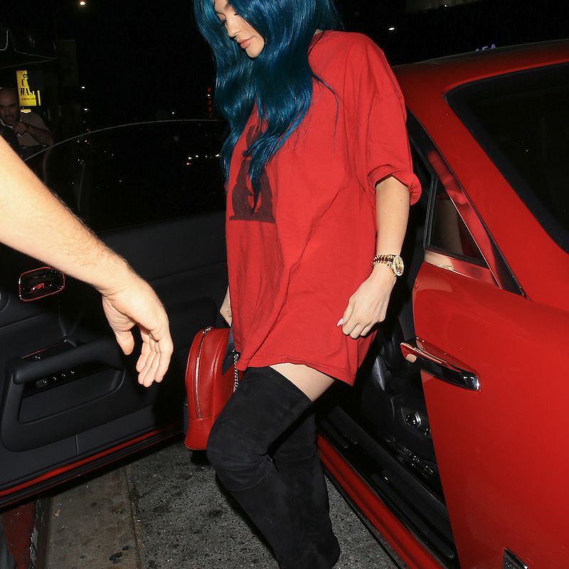 Kylie Jenner temno modra lasulja