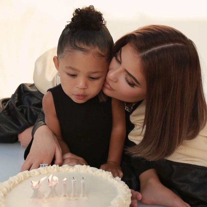 Kylie Jenner z dojenčkom Stormi in rojstnodnevno torto