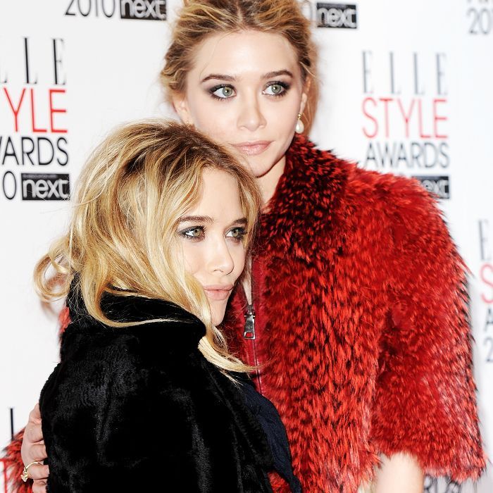 Mary-Kate y Ashley Olsen posando en los premios Elle Style