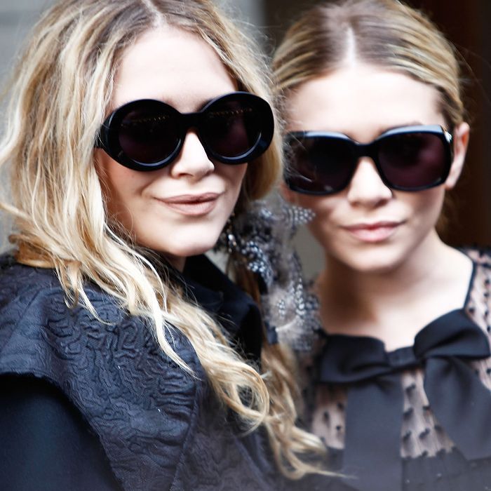 Mary-Kate y Ashley con grandes gafas de sol negras