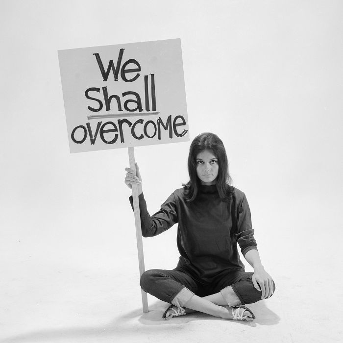 Gloria Steinem a creat un produs de înfrumusețare care dă înapoi femeilor încarcerate
