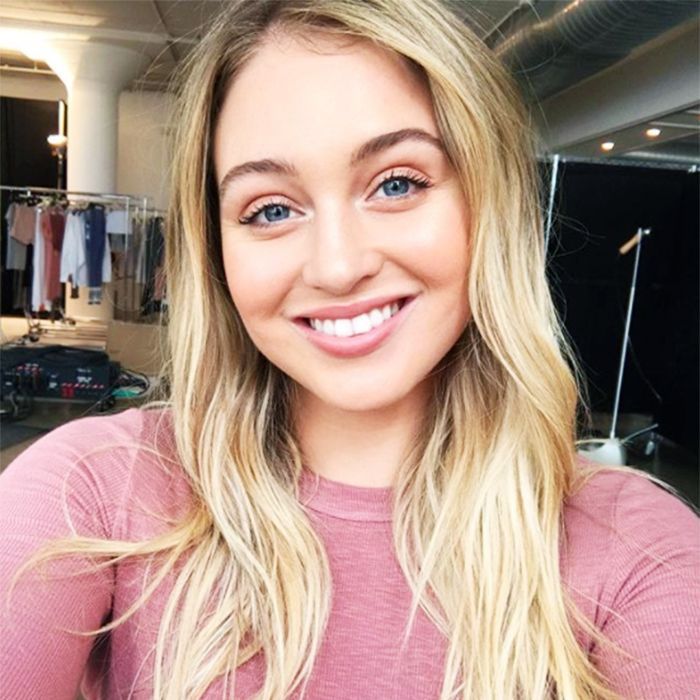 Iskra Lawrence-interview: Iskra Lawrence in roze top