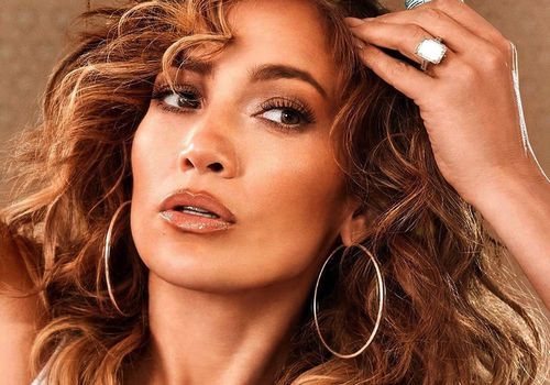 Jennifer Lopez의 새로운 헤어 케어 출시는 일요일 셀프 케어에 완벽합니다.