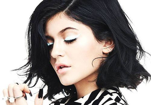 Eksklusivt: Kylie Jenner Tries on Fall’s Mod Beauty Trends