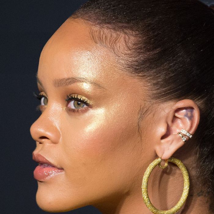 Rihanna makiyajı görünür