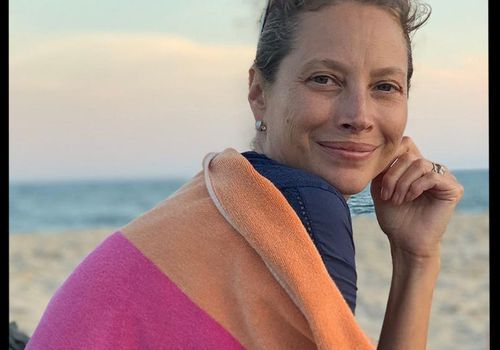 Christy Turlington su Yoga, disconnessione e la chiave per una relazione sana