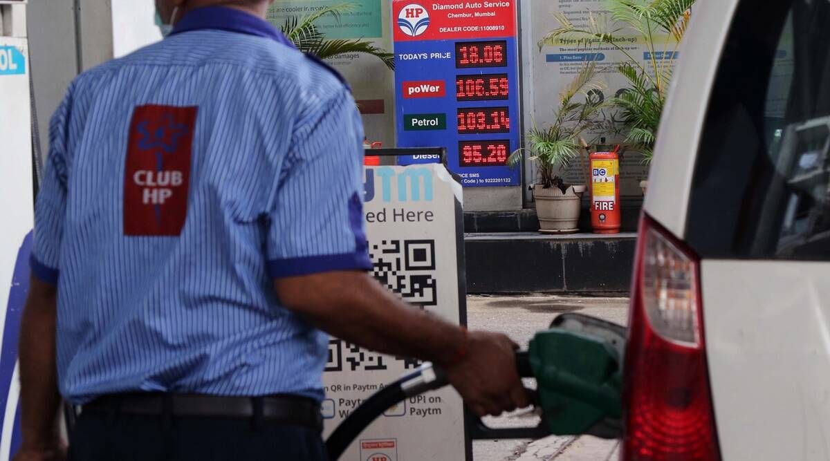 Drivstoffprisene er rekordhøye, bensinen når Rs 100/liter i Delhi og Kolkata