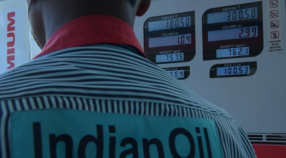 מחירי הדלק נוגעים לשיאי שיא, ומגיעים ל -100 רופי לליטר בצ'נאי; דיזל ללא שינוי