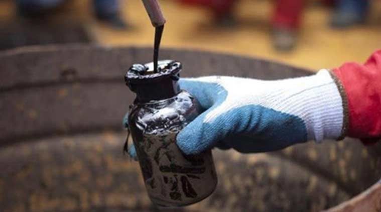 Oljen går ned etter hvert som stigende amerikanske beholdninger vekker forsyningsangst