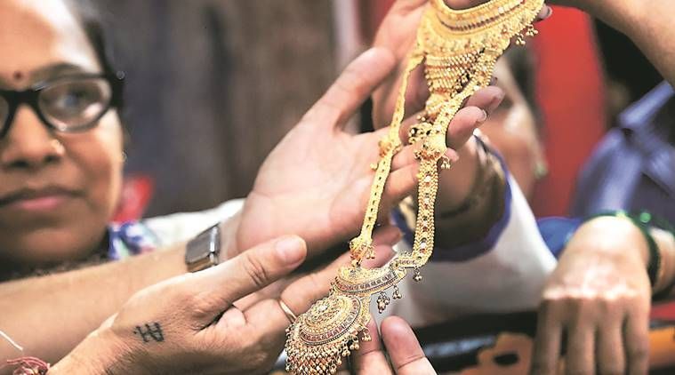 Oro negro: el aumento de impuestos en India podría impulsar las ventas ilegales de lingotes y joyas