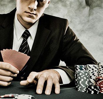 człowiek-grający w pokera
